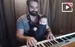 Video: Papa spielt Baby ein Gutenachtlied
