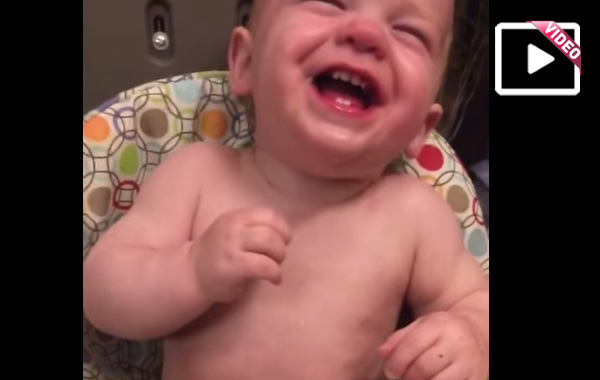 Video: Baby hat nen Lachanfall