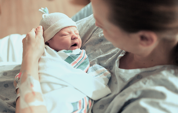 Nach einem Kaiserschnitt: Tipps f&#252;rs Stillen