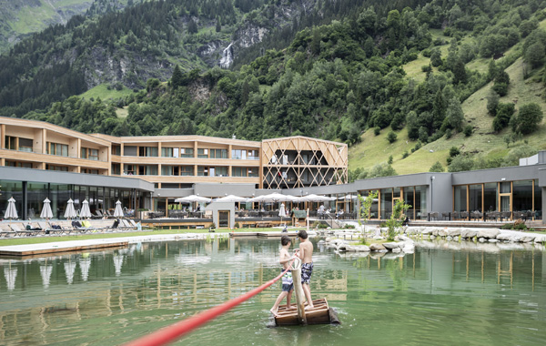 Ein unvergesslicher Familienurlaub im Naturresort Feuerstein in Südtirol