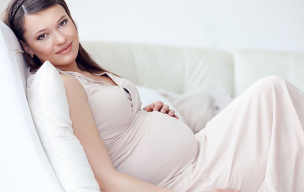 Modisch durch die Schwangerschaft: Was sich lohnt zu kaufen und was nicht