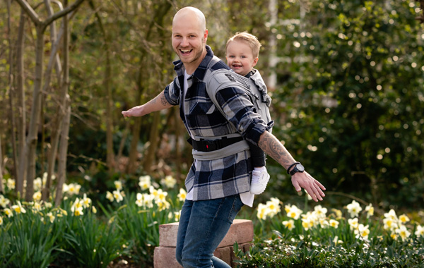 Baby auf dem Rücken tragen