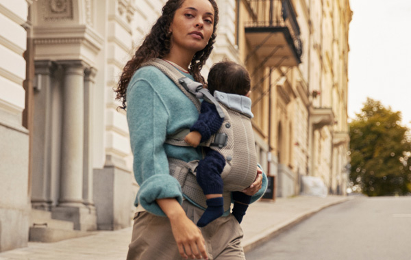 Ganz nah von Anfang an – die neue Babytrage Harmony in Grau-Beige