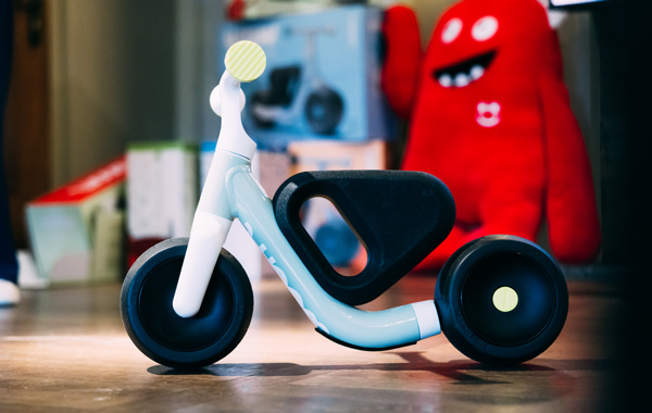 Das woom WOW, das erste selbst-balancierende Laufrad f&#252;r Babys und Kleinkinder ab neun Monaten