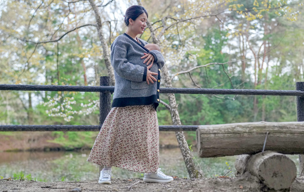 Baby unter der Jacke tragen