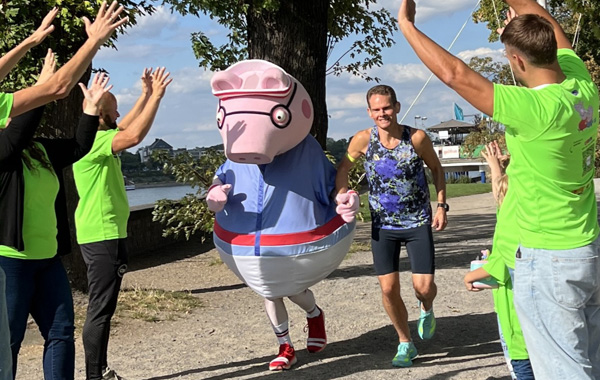 „Ihr gehört dazu“: Thomas Eller über taube und hörbehinderte Kinder, große Träume und seinen Lauf mit Papa Wutz